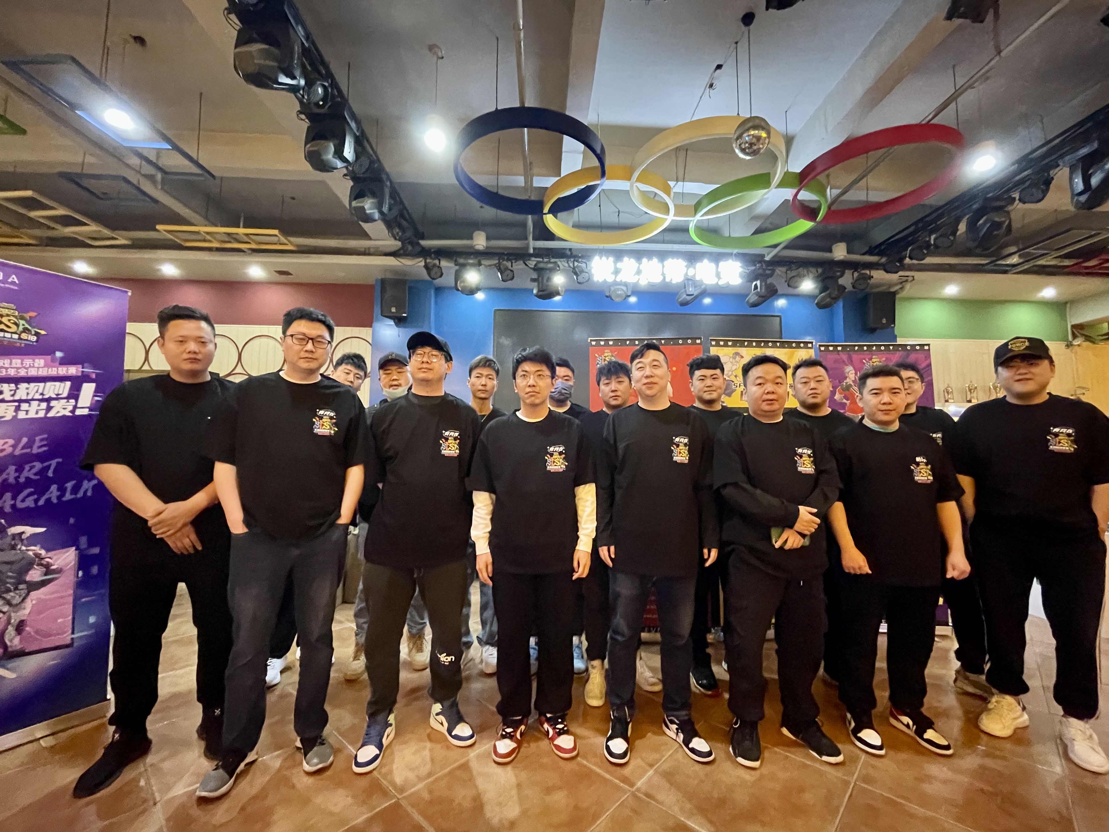 劲敌对决，球场火爆气势磅礴，胜负犹待揭晓的简单介绍