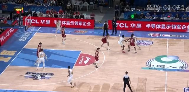球队实力雄厚，篮球赛事连续胜出