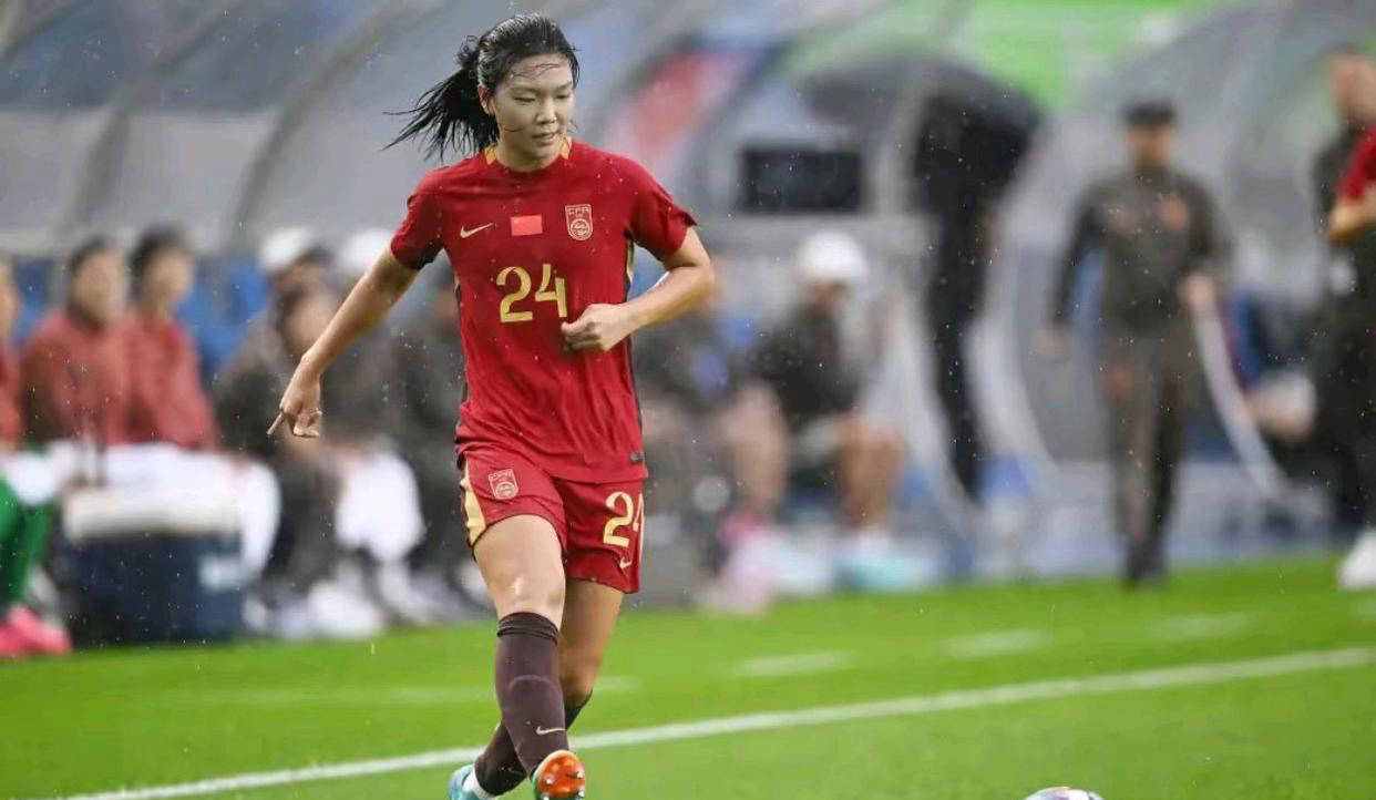 中国女足队员拼尽全力,赢得胜利 中国女足队员拼尽全力,赢得胜利