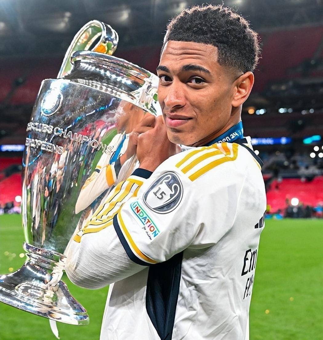 曼联主场大胜桑德兰,重回欧冠区 曼联主场大胜桑德兰,重回欧冠区