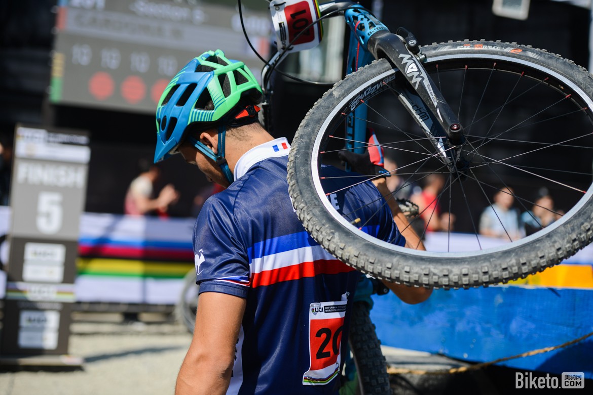 西班牙自行车选手突围赛场，晋级半决赛