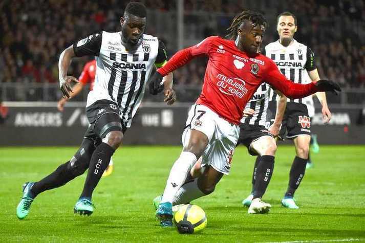 关于里昂主场取胜取得三分，实力稳步提升的信息