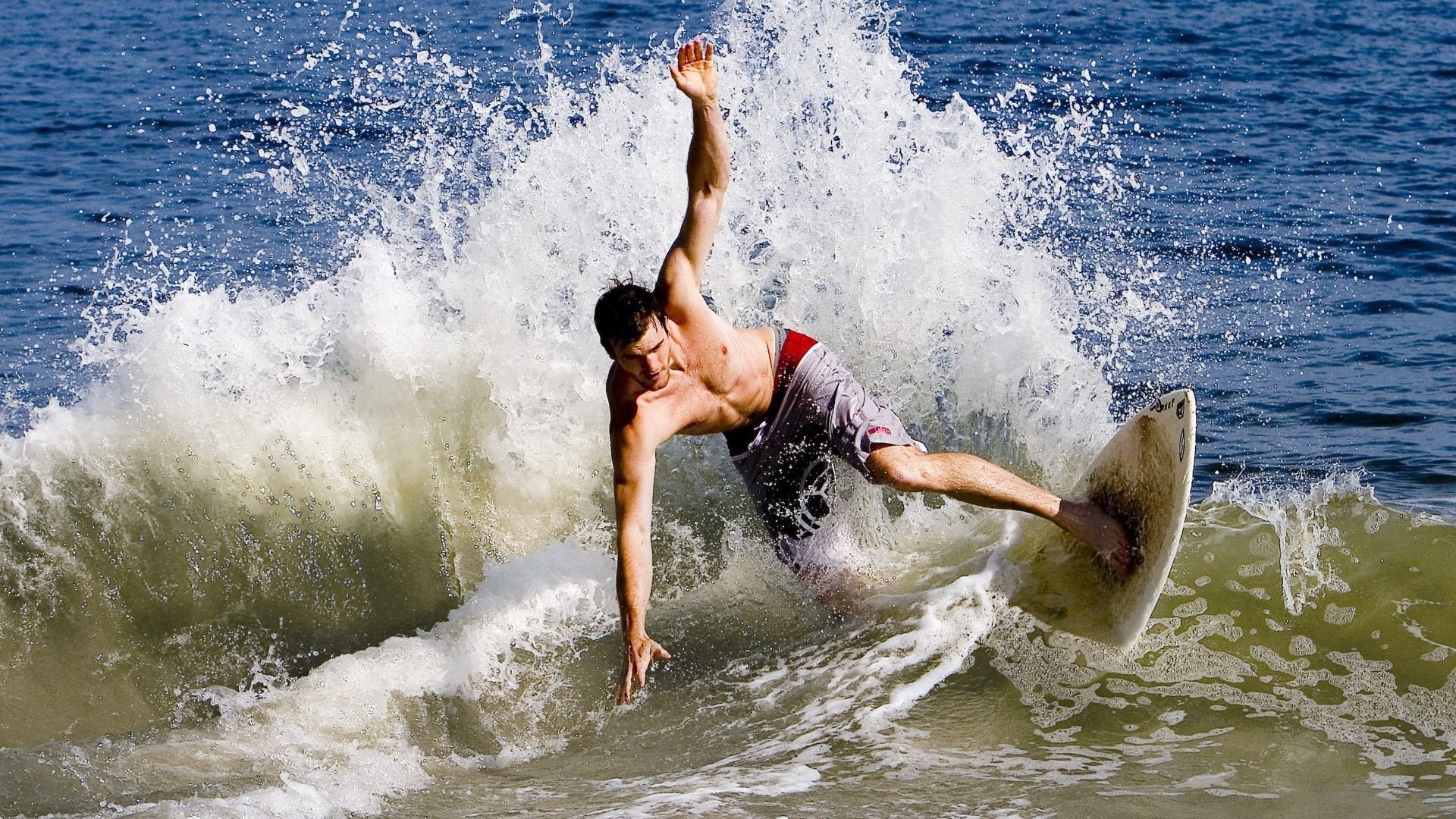 跨界狂想曲，当塞维利亚的铁蹄踏平绿岛，迪巴拉的方向盘主宰银石赛道